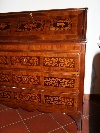 Ribalta in legno di noce intarsiato, Italia settentrionale, seconda met del XVIII secolo. - Foto 02