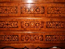 Ribalta in legno di noce intarsiato, Italia settentrionale, seconda met del XVIII secolo. - Foto 04