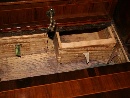 Ribalta in legno di noce intarsiato, Italia settentrionale, seconda met del XVIII secolo. - Foto 06