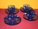 Quattro tazzine con piattini in vetro soffiato blu zaffiro, probabilmente Venini, Murano, 1920 ca. - Foto 01
