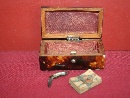 Piccolo bauletto impiallaciato in tartaruga ed una scatola porta tabacco da fiuto, Regno Unito, 1830 circa. - Foto 03